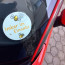 Hinterglasschild "Bee Fun" an Windschutzscheibe