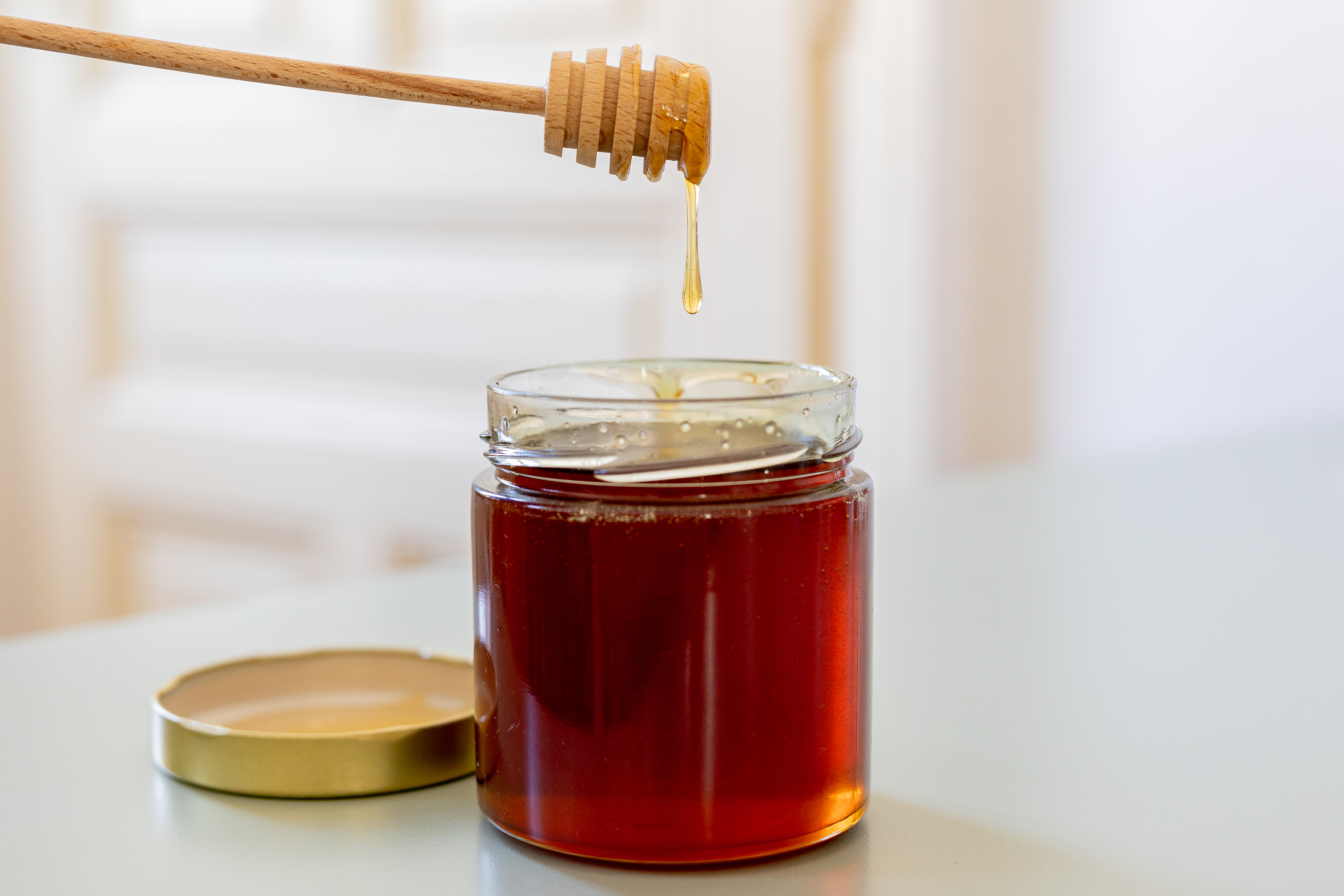 Gl&auml;ser mit Honig bef&uuml;llt