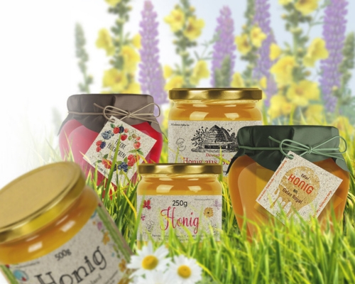 Verschiedene Honiggl&auml;ser mit Anh&auml;ngerkarten