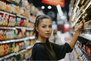 Verbraucherin am Supermarktregal