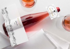 Aufbringung von Weinflaschenetiketten