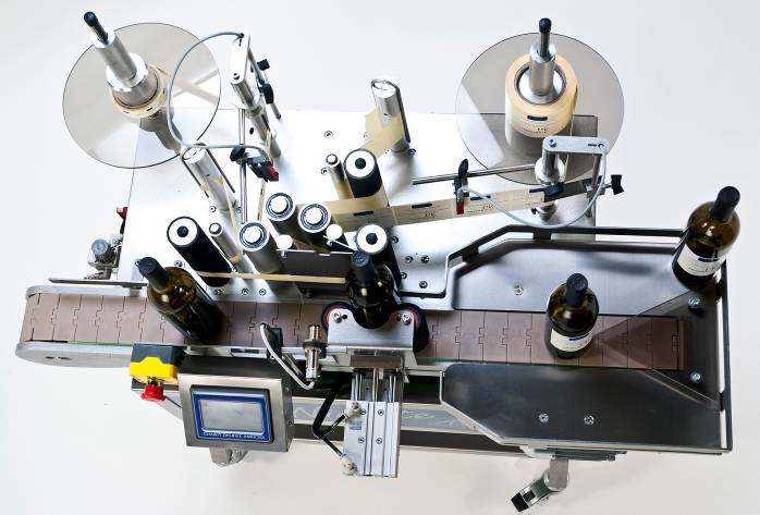 Etikettiermaschine mit Laufband und Auslauftisch Etikettiermaschine mit Laufband und Auslauftisch