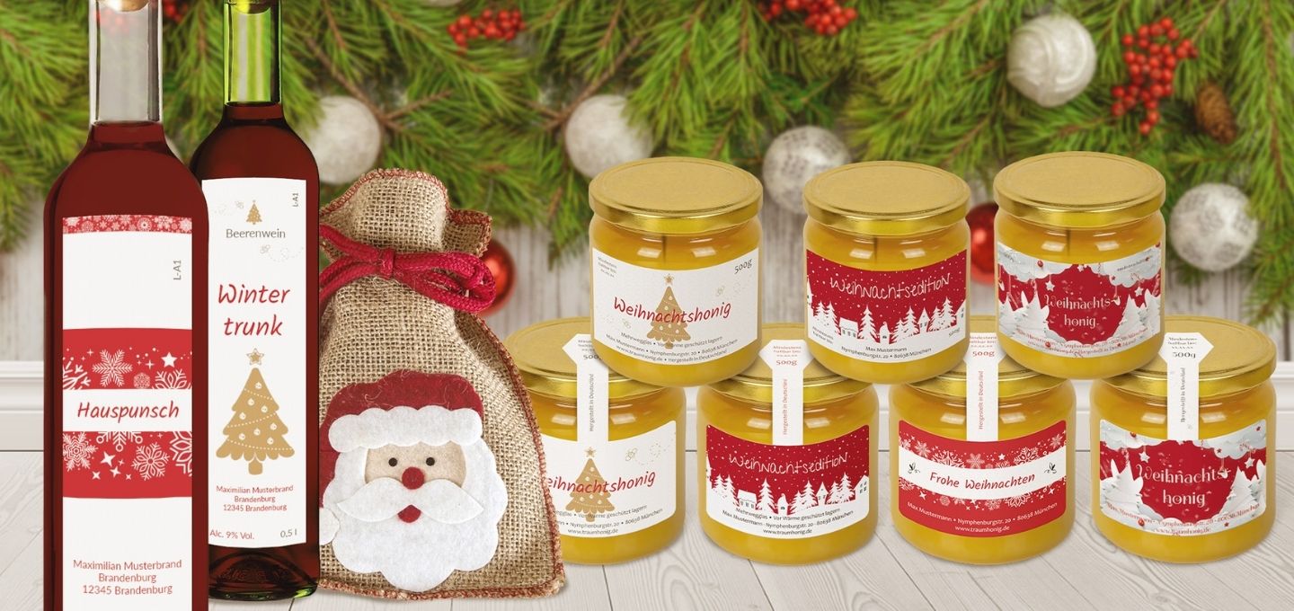 Verschiedene dekorative Weihnachtsetiketten auf Flaschen und Honiggl&auml;sern