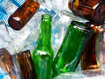 Blick auf leere Flaschen im Altglaskorb