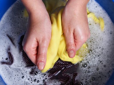 Etiketten werden von Gl&auml;ser abgeaschen