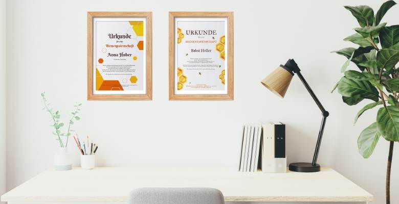 Bienenpatenschaftsurkunden h&auml;ngen &uuml;ber Schreibtisch an der Wand